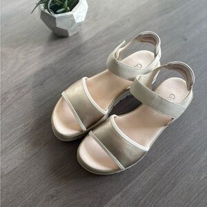 BNWOT Garbor Women's Rose Gold Metallic Sandals